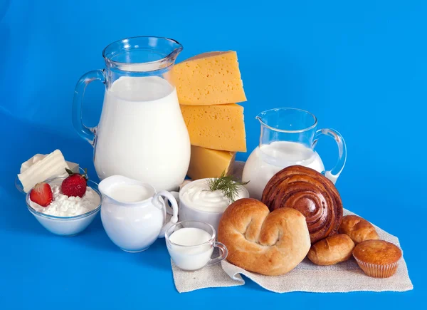 Zátiší s mléčnými výrobky a rohlíky — Stock fotografie