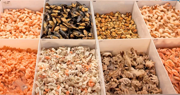 Очищенные морепродукты на рынке — стоковое фото