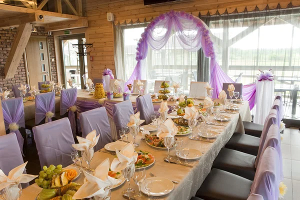 La mesa de boda servida —  Fotos de Stock