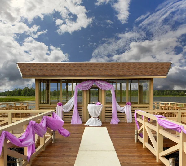 Plaats voor bruiloft op een pier in het lake — Stockfoto