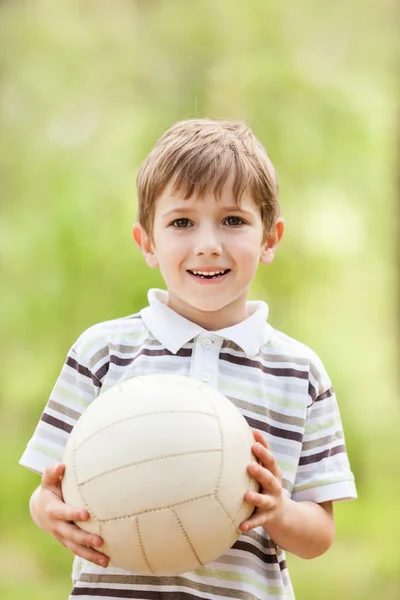 เด็กที่มีลูกฟุตบอล — ภาพถ่ายสต็อก