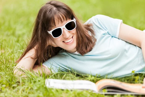 Beleza sorridente mulher ler livro ao ar livre — Fotografia de Stock