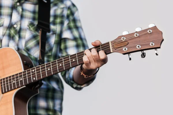 Emberi kezében gitár hangszer — Stock Fotó