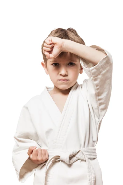 Niño niño en kimono entrenamiento karate — Foto de Stock