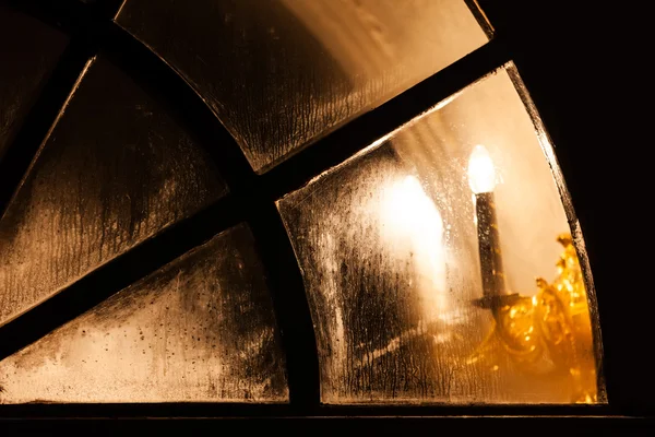 Светильник в окне церкви — стоковое фото