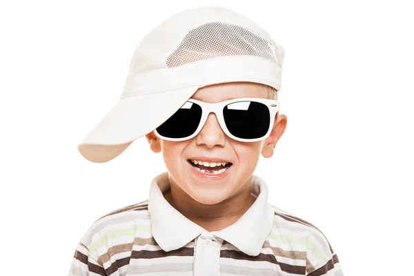 Χαμογελαστό παιδί αγόρι σε γυαλιά ηλίου — Φωτογραφία Αρχείου
