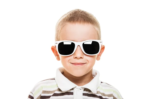 Usmívající se dítě chlapec v sluneční brýle — Stock fotografie