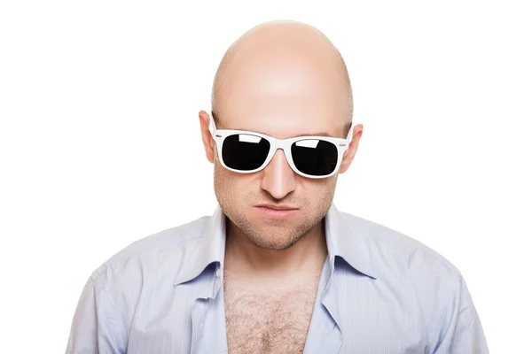 Cool chauve homme tête dans les lunettes de soleil — Photo