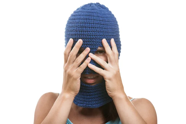 Donna in passamontagna nascondendo faccia — Foto Stock