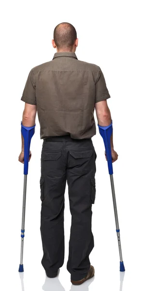 松葉杖を持つ男 — ストック写真