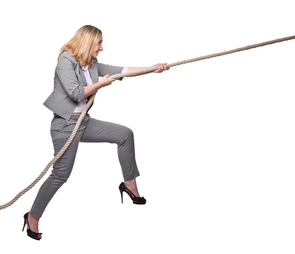 La mujer tira de la cuerda —  Fotos de Stock