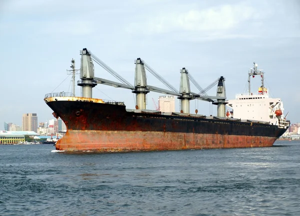 Gran carguero sale del puerto de Kaohsiung — Foto de Stock