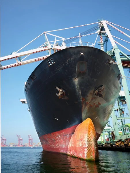 Groot vrachtschip wordt geladen — Stockfoto