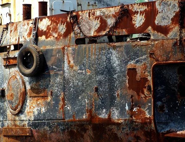 Ржавый старый корабль — стоковое фото