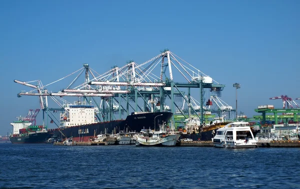 Kaohsiung konteyner yükleme İskelesi — Stok fotoğraf