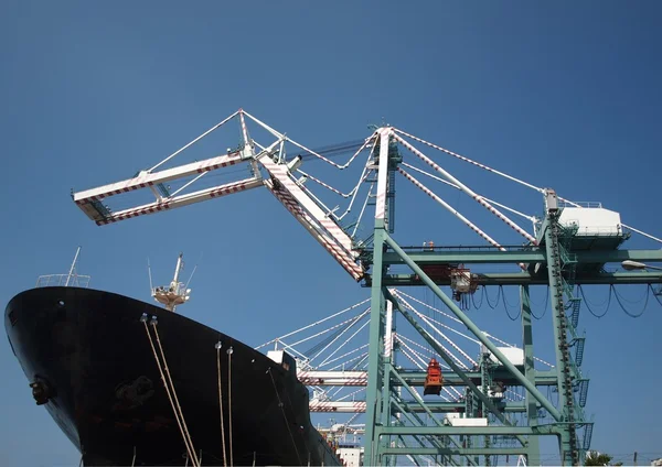 Żurawie są ładowania dużych statków — Zdjęcie stockowe
