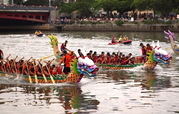 Scen från 2012 dragon båt tävlingarna i kaohsiung, taiwan — Stockfoto