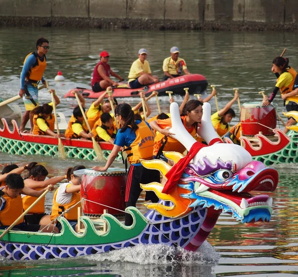 Scène des courses de bateaux dragons 2012 à Kaohsiung, Taiwan — Photo