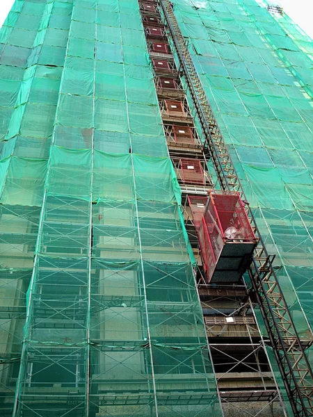 Лифт на строительной площадке — стоковое фото