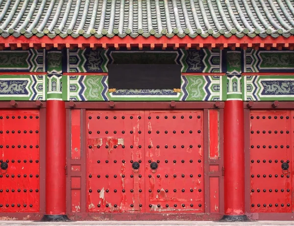 Tradicional chinês Red Temple Gate — Fotografia de Stock