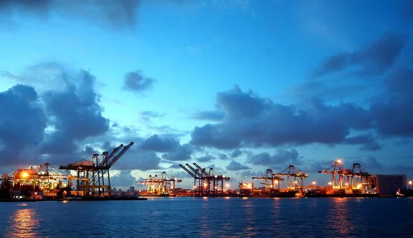 Vista del puerto de Kaohsiung al anochecer —  Fotos de Stock