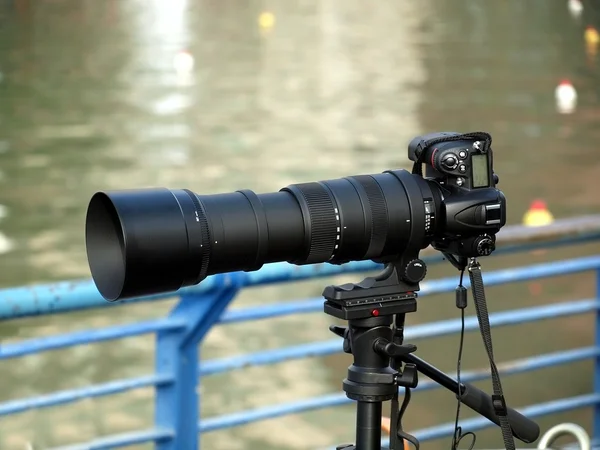 Enda lins reflex kamera med teleobjektiv — Stockfoto
