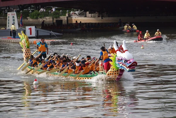 Сцена из гонки Dragon Boat Races 2012 в Гаосюне, Тайвань — стоковое фото