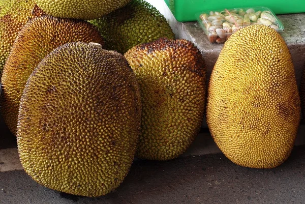出售大 jackfruits — 图库照片