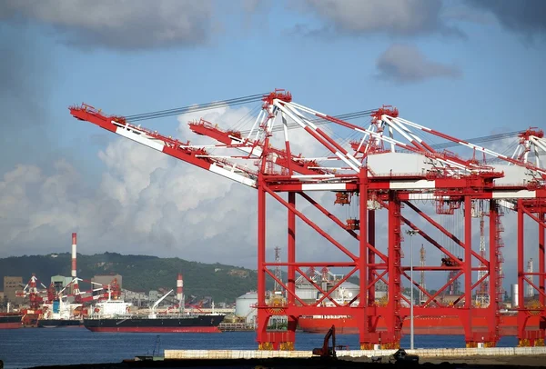 Container kranen en industriële schepen — Stockfoto