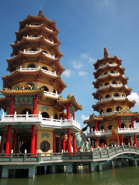 Dragon och tiger pagoder i taiwan — Stockfoto