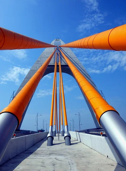 Zavěšený most s oranžovou odění kabelů — Stock fotografie