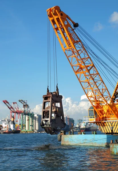 Dredger lifts Mud from Harbor Berth — Stock Photo, Image