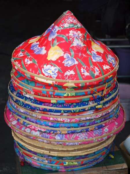 Цветные китайские шляпы фермера — стоковое фото