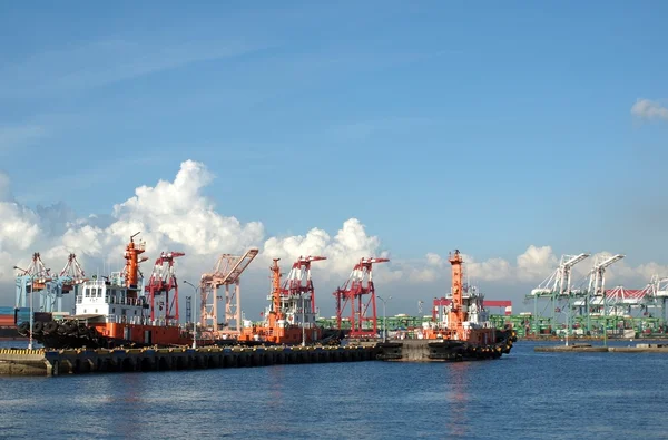 Três rebocadores em um porto de contêiner — Fotografia de Stock