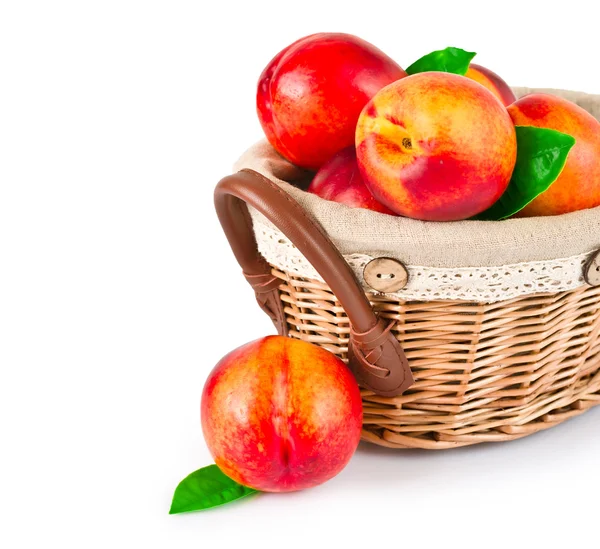 Świeże owoce nektarynki w koszyku — Zdjęcie stockowe