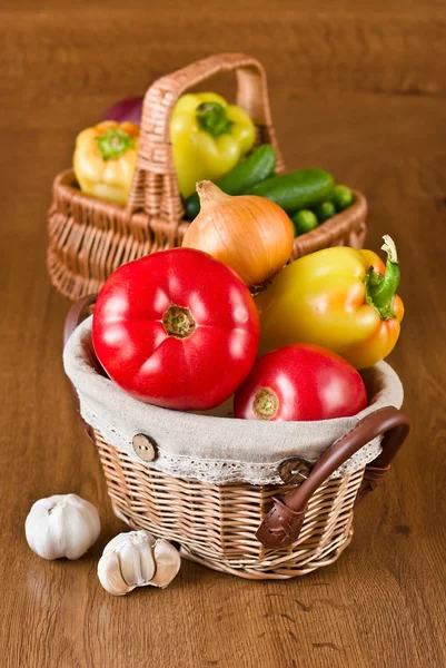 Färska grönsaker och tomater i korgar — Stockfoto