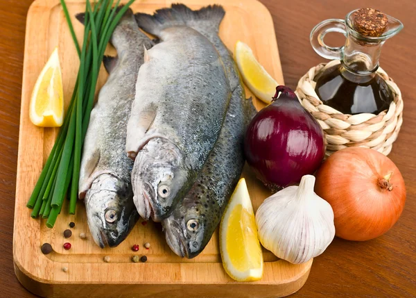 Čerstvé syrové ryby pstruh se zeleninou — Stock fotografie