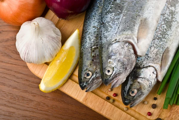 Frischer Fisch wird mit Gemüse zubereitet — Stockfoto