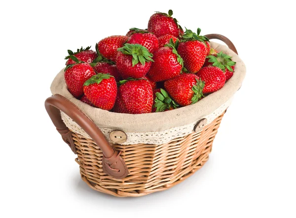 Korb mit Erdbeeren isoliert auf weiß — Stockfoto