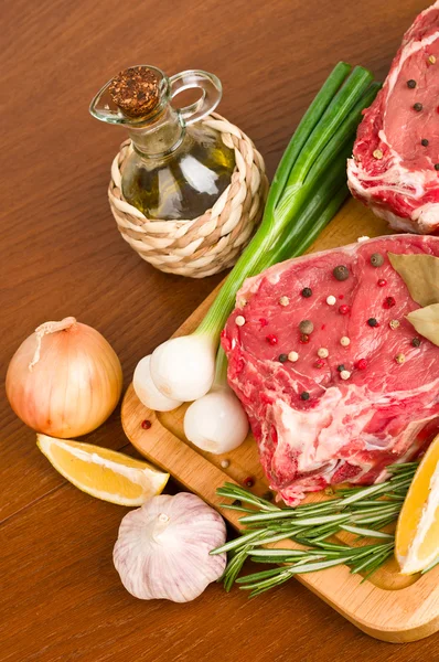 Nyers hús zöldségekkel — Stock Fotó