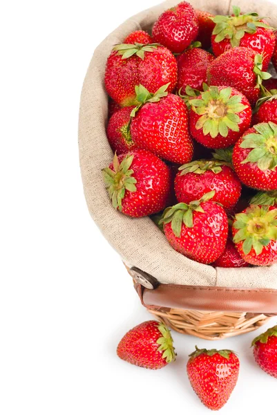 Korb mit Erdbeeren isoliert — Stockfoto