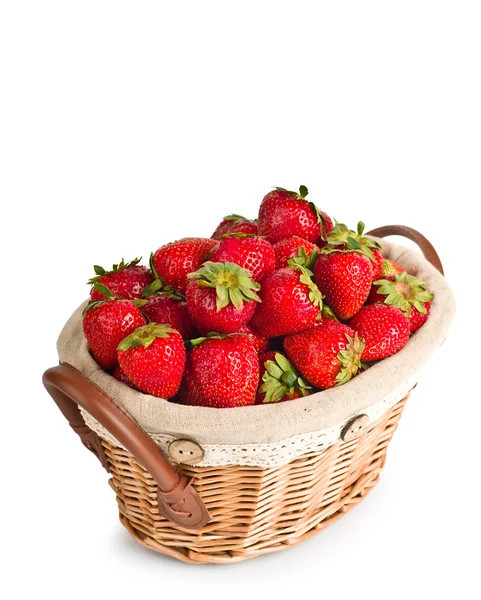 Mandje van aardbeien op witte geïsoleerd — Stockfoto