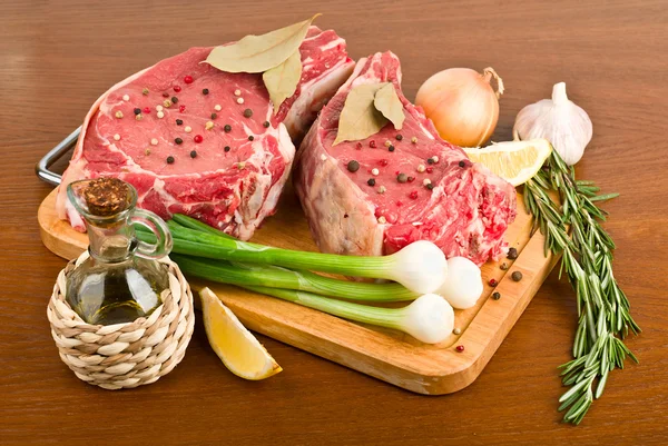 Rauw vlees met rozemarijn — Stockfoto