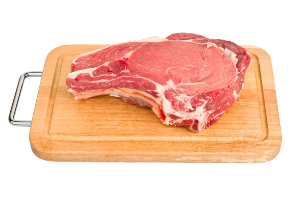 Carne crua a bordo de madeira — Fotografia de Stock