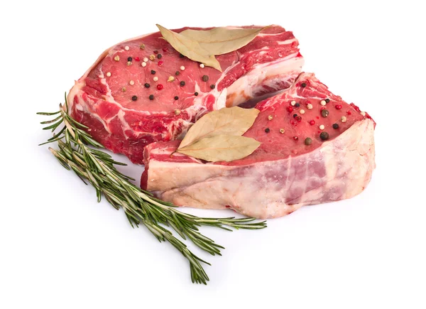Surowe mięso z rozmarynem na białym tle — Zdjęcie stockowe