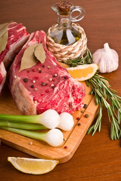 Сырое мясо с овощами — стоковое фото