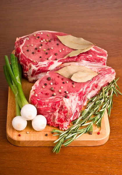 Carne cruda con especias —  Fotos de Stock