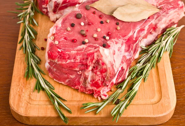 Surowe mięso z bliska steki i przyprawy — Zdjęcie stockowe