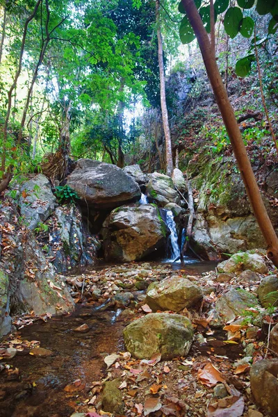 Kleine waterval in stream — Stockfoto