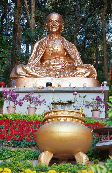 Estátua de buda dourada na Tailândia — Fotografia de Stock